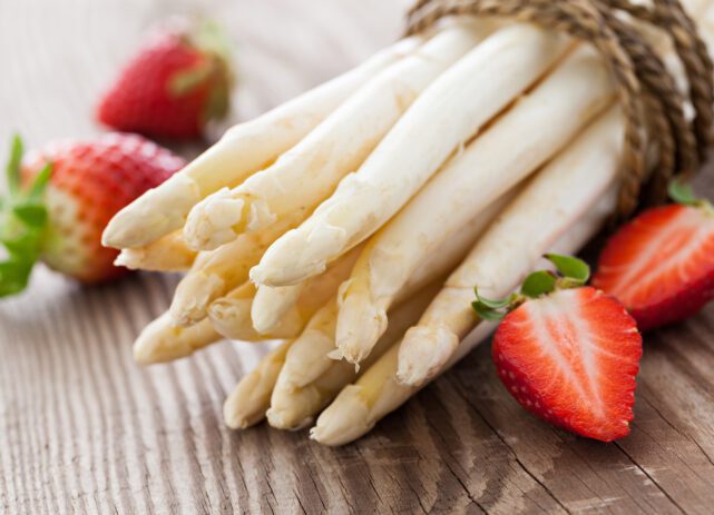 Weisser Spargel Und Erdbeeren / White Asparagus And Strawberries